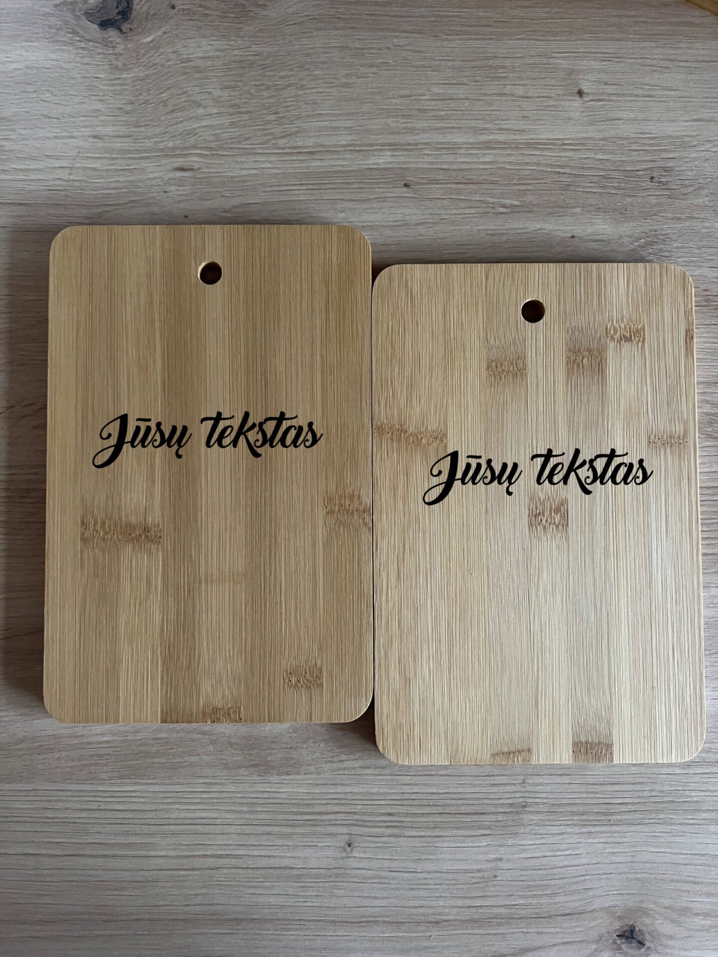 Pjaustymo lentelių (2 vnt.) rinkinys su stovu su pasirinktu tekstu